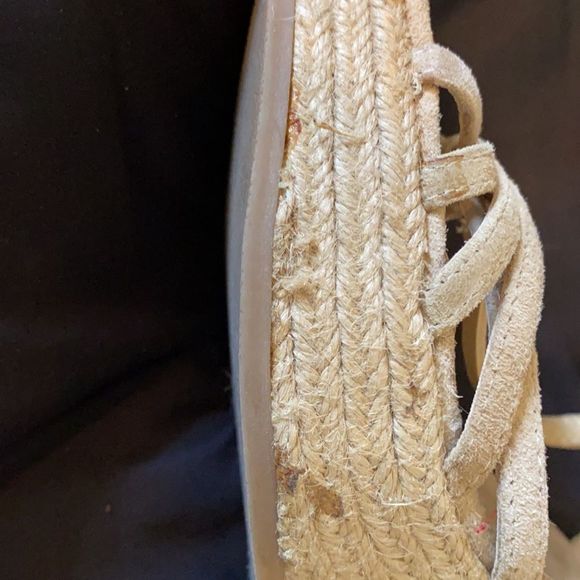 Size 6 M wedged Heels Color: tan - Picture 8 of 9